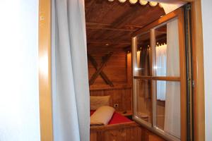 a room with a window and a curtain at ALMRESIDENZ UNTERRAIN -1 km BY CAR DISTANCE SKI SLOPES KRONPLATZ in Valdaora
