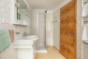 Ένα μπάνιο στο Apartments San Vigilio +52 φωτογραφίες