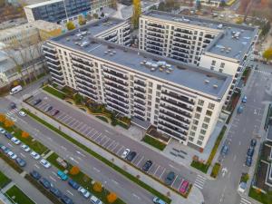 ブカレストにあるComo Business Innの都内の大きな建物の空中