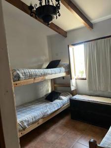 Cette chambre comprend 2 lits superposés et une fenêtre. dans l'établissement Casa familiar, à Tafí del Valle
