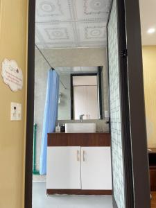 uma casa de banho com um lavatório e um espelho em Aurora's House em Dong Van