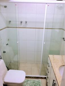 y baño con ducha, aseo y lavamanos. en Guest Apartment Ipanema, en Río de Janeiro