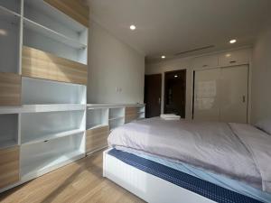 - une chambre avec un grand lit et des étagères blanches dans l'établissement VINHOMES GARDENIA, à Hanoï
