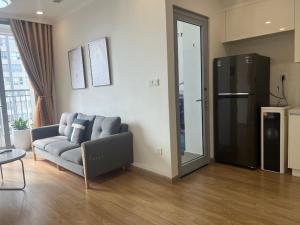 - un salon avec un canapé et un réfrigérateur dans l'établissement VINHOMES GARDENIA, à Hanoï