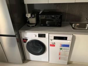 Dapur atau dapur kecil di Annex A, a one bedroom Flat in south London