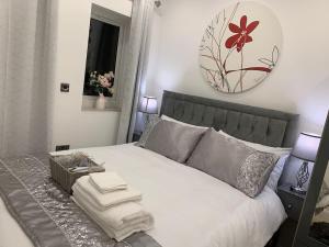 ein Schlafzimmer mit einem Bett mit Handtüchern darauf in der Unterkunft Annex A, a one bedroom Flat in south London in Carshalton