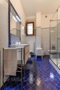 een grote badkamer met een wastafel en een douche bij Ca Milla casavacanze in Osimo