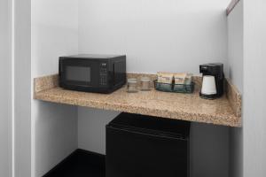 Dapur atau dapur kecil di Courtyard by Marriott Phoenix West/Avondale