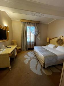 A bed or beds in a room at Zanhotel Tre Vecchi Még 37 kép