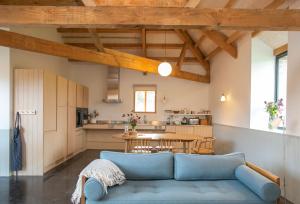 een woonkamer met een blauwe bank en een tafel bij Lynchets in Dorchester