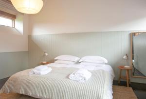 een slaapkamer met een bed met handdoeken erop bij Lynchets in Dorchester