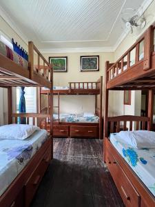 Двухъярусная кровать или двухъярусные кровати в номере Hostel Manaus