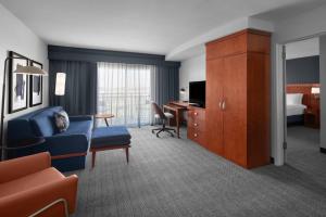Televisyen dan/atau pusat hiburan di Courtyard by Marriott Phoenix West/Avondale