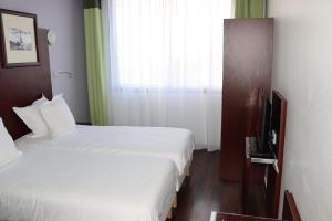 Postel nebo postele na pokoji v ubytování Hôtel Du Centre Annemasse