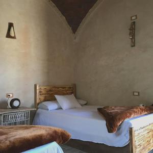 een slaapkamer met 2 bedden in een kamer bij Best One - بيست ون in Siwa