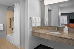 Bilik mandi di Courtyard by Marriott Phoenix West/Avondale