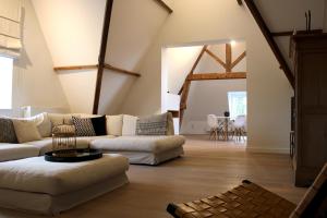 uma sala de estar com dois sofás e uma mesa em Un Toit sur les Monts em Esneux