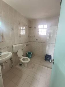 La salle de bains est pourvue de toilettes et d'un lavabo. dans l'établissement Mint Villa, Benaulim, Goa, à Benaulim