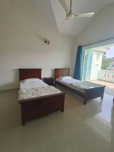 - 2 lits dans une chambre avec fenêtre dans l'établissement Mint Villa, Benaulim, Goa, à Benaulim