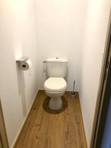 Saint-Didier的住宿－Logement neuf, tout confort, au coeur du village，浴室铺有木地板,设有白色卫生间。