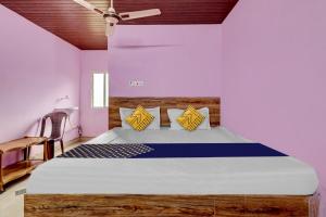 una camera con letto e ventilatore a soffitto di OYO Hotel Lambacingi Grands a Lammasingi