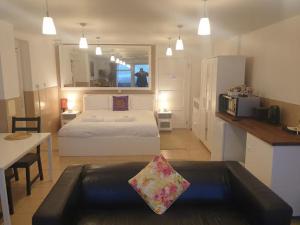 1 dormitorio con cama, mesa y cocina en Bayview Bed and Breakfast, en Stonehaven
