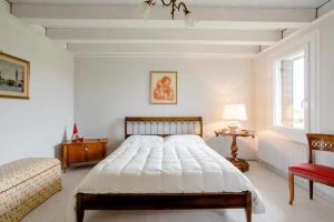 Postel nebo postele na pokoji v ubytování B&B Ernestine Family Home