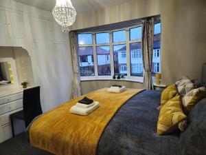 sypialnia z dużym łóżkiem i oknem w obiekcie Number 1 Preston Stays w mieście Preston