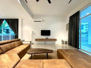Μια τηλεόραση ή/και κέντρο ψυχαγωγίας στο BNB Luxe Homestay, Rawang - pool, 18 pax