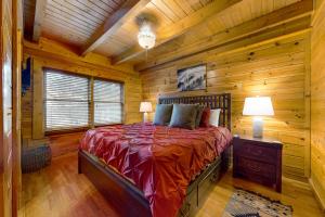- une chambre avec un lit dans une cabane en rondins dans l'établissement Bear Lake Cabin, à Sevierville