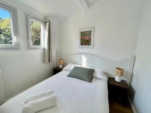 1 dormitorio blanco con 1 cama blanca y 2 ventanas en Les Restanques Cabrière 3123 vue mer 3 chambres, en Grimaud 33 fotos más