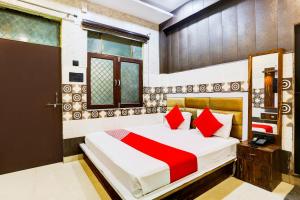 Llit o llits en una habitació de Flagship Royal Hotel