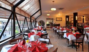 En restaurant eller et andet spisested på Cresta Thapama Hotel
