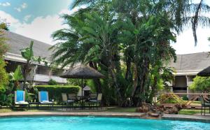 Swimmingpoolen hos eller tæt på Cresta Thapama Hotel