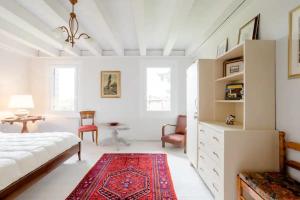 Postel nebo postele na pokoji v ubytování B&B Ernestine Family Home