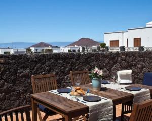 a wooden table with a turkey sitting on top of it at Villa Andy Lanzarote in Yaiza
