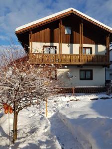 a house with a balcony in the snow at Traumhafte Wohnung im Herzen von Zwiesel in Zwiesel