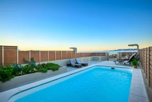 庫基尼坎尼奧的住宿－Anasa Luxury Villas，屋顶上的游泳池