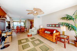 sala de estar con sofá y mesa en Pelican Pointe 1506, en Orange Beach