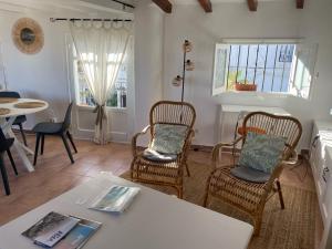 a living room with two chairs and a table at Casa Ariana, casco antiguo, terrazas con vistas al mar in Altea