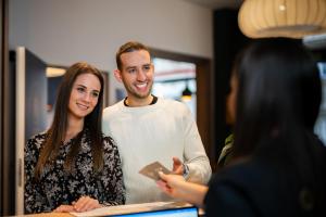 Ein Mann und eine Frau stehen in einem Zimmer in der Unterkunft Onyx Luxury Budapest in Budapest