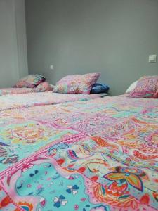 Tempat tidur dalam kamar di CONFORTABLE PISO ACUARELA JUNTO CENTRO CIUDAD