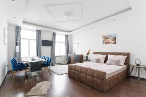 1 dormitorio con 1 cama grande, mesa y sillas en Central, modern, big apartment, en Viena