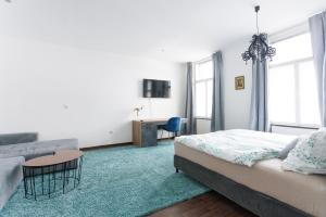 1 dormitorio con cama, sofá y mesa en Central, modern, big apartment, en Viena