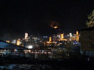 Vista generica su Mestia o vista sulla città dall'interno dell'affittacamere