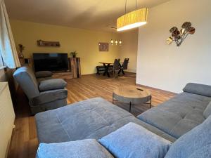 德勒斯登的住宿－NP-Apartments Blasewitz，客厅配有沙发和桌子