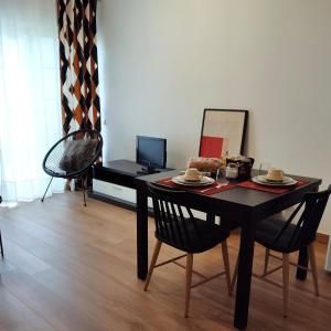 comedor con mesa, sillas y escritorio en Casa Golf49 con parking, en Badajoz