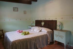 阿貝托內的住宿－Agriturismo Al Castagno，一间卧室,床上放着两只动物