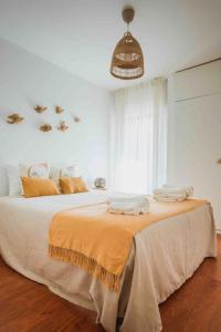 1 dormitorio blanco con 1 cama grande en una habitación en Roots House, en Cascais