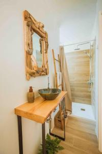 baño con lavabo y espejo en Roots House, en Cascais